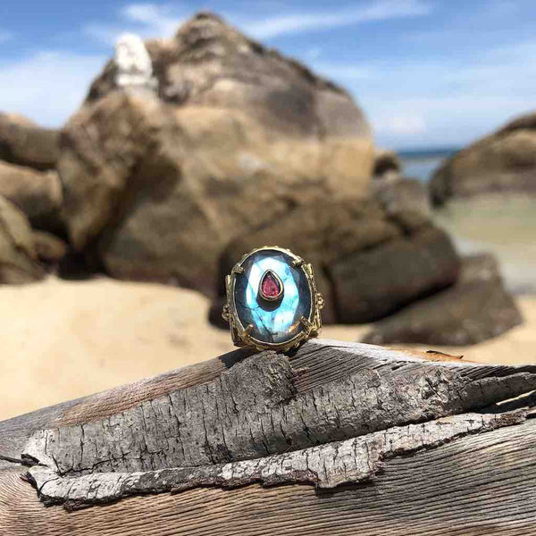 CHEEMA Bague Chevalière Labradorite Grenat