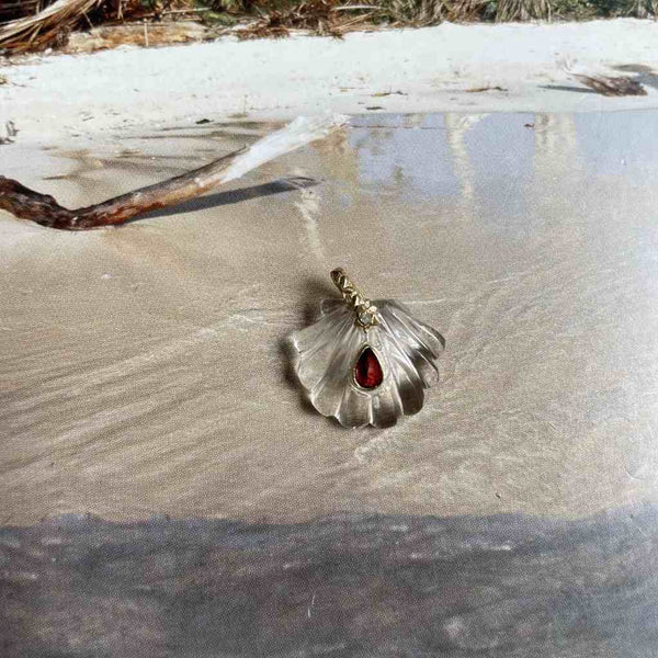 SEYCHELLES Charm Cristal de roche serti grenat