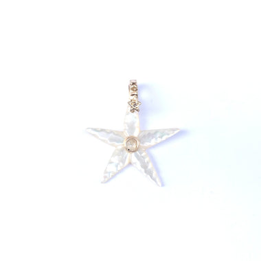 CHARM ETOILE DE MER Nacre sculptée, Bélière diamant, argent plaqué or 24 cts