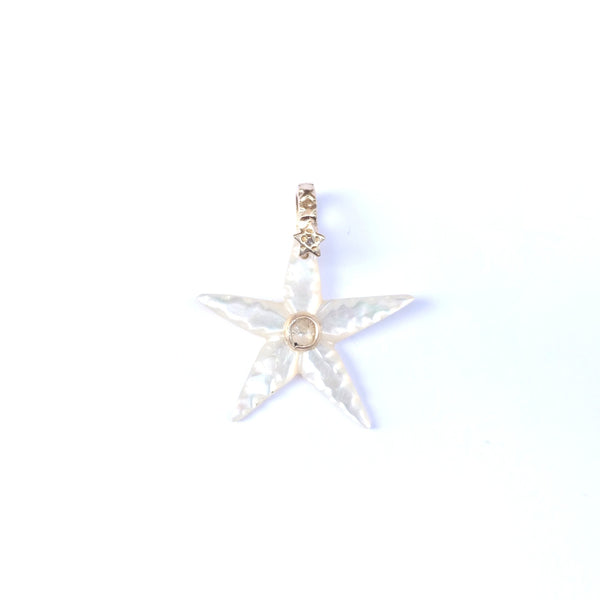 CHARM ETOILE DE MER Nacre sculptée, Bélière diamant, argent plaqué or 24 cts