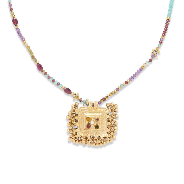 KUCHI PERLE Collier Amulette et pierres multicolores