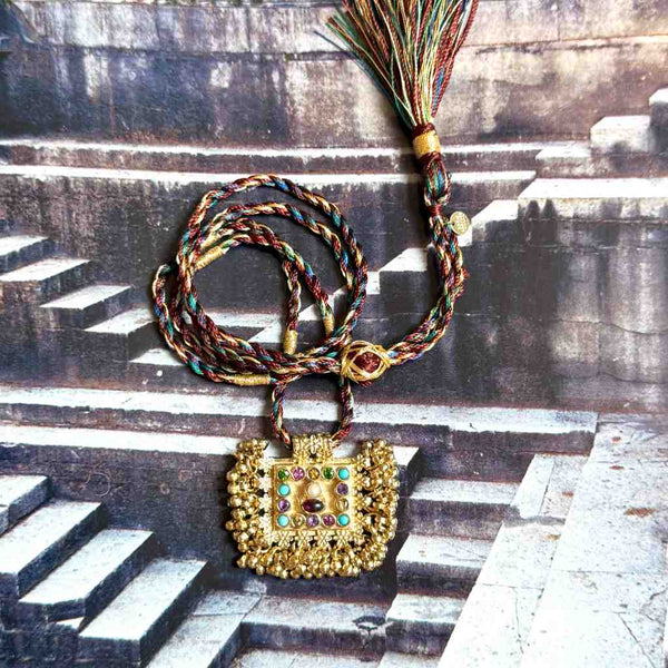 KUCHI Collier Amulette Pierres Multicolores Doré 24 cts