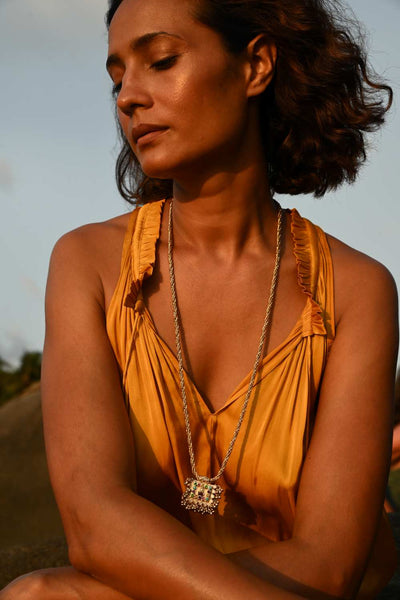 KUCHI Sautoir Amulette Pierres Multicolores Doré 24 cts