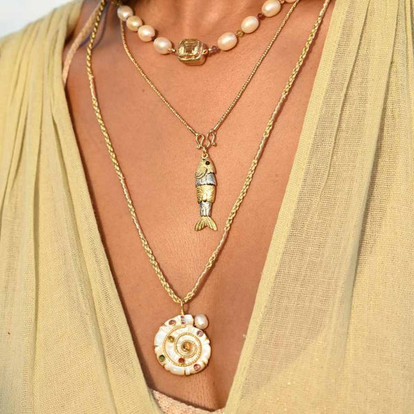 CAPRI Collier Ammonite Précieuse Nacre, Perle et pierres multicolores sur cordon de soie