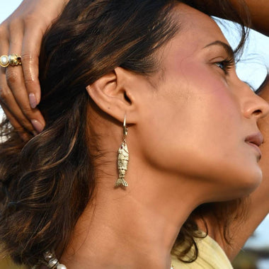 PAROS Créoles poissons articulés Grenat et Laiton doré 24 cts