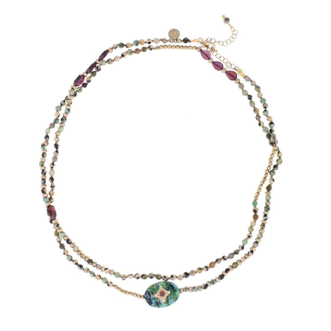 Bracelet multi-tours, Collier en pierres fines naturelles. Chrysocole, Jaspe dalmatien, Turquoise africaine, Grenat, Hématite. Mousqueton et chaîne de réglage en laiton plaqué or 24 carats, 3 microns. Peut se porter en bracelet multi-tours, collier 2 tours ou en sautoir. Longueur ajustable de 74 cm à 80 cm.