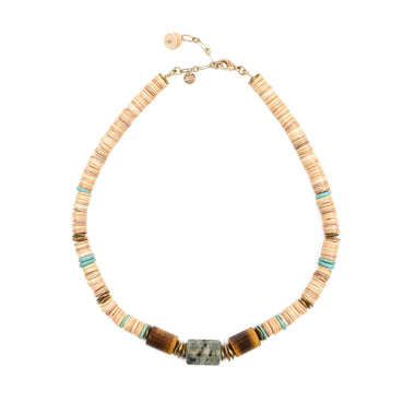 Collier puka ras de cou en pierres naturelle oeil de tigre, turquoise, préhnite rutile, coquillages et perles en laiton doré.  La version précieuse du collier de surfer.