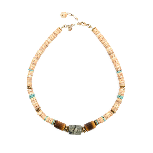Collier puka ras de cou en pierres naturelle oeil de tigre, turquoise, préhnite rutile, coquillages et perles en laiton doré.  La version précieuse du collier de surfer.