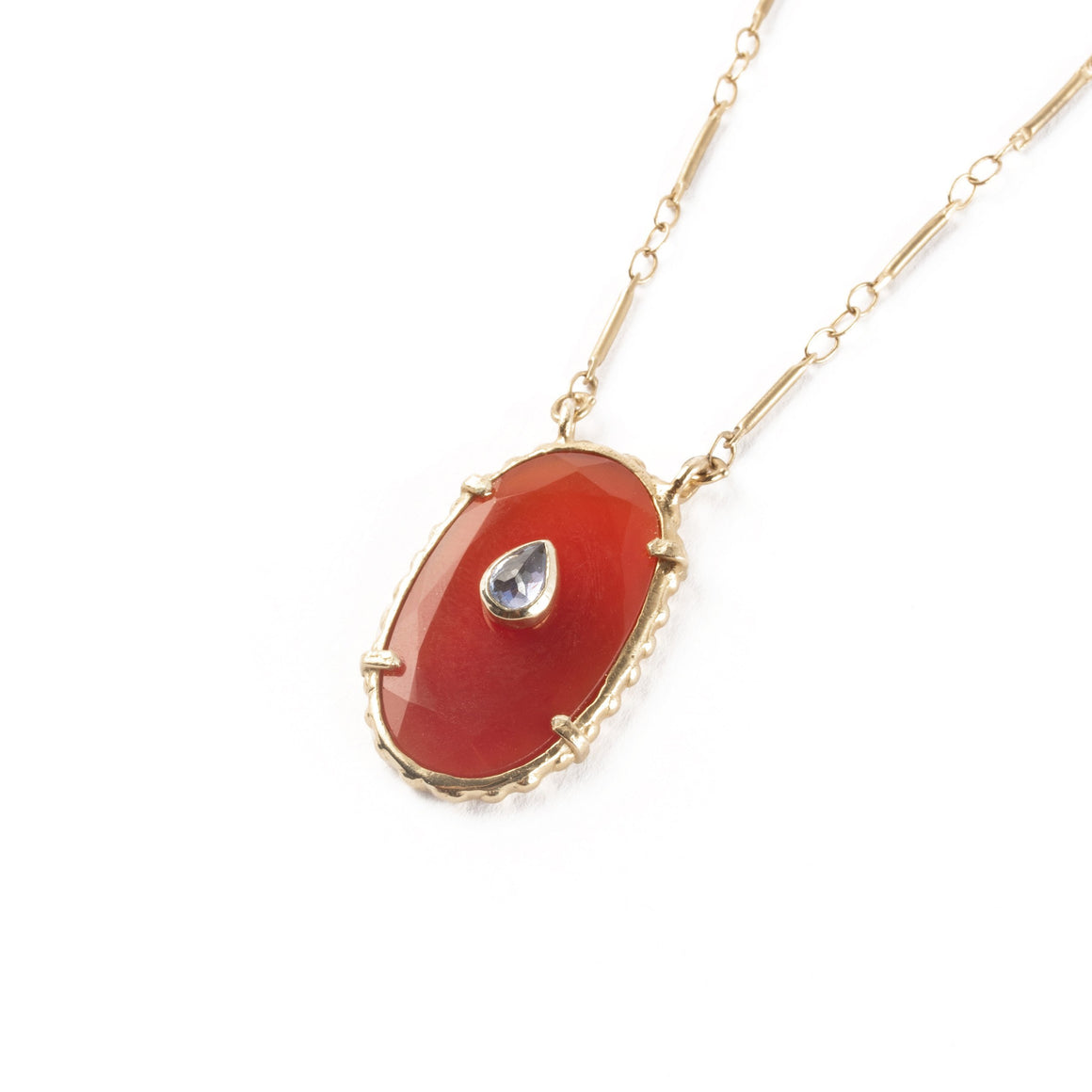Collier en laiton plaqué or 24 carats, 3 microns : Cornaline rehaussé d'une Iolite..