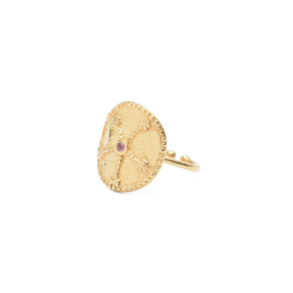 Bague ajustable médaille étoile sertie d'un Grenat, en argent 925 plaqué or 24 carats, 3 microns.  Les pierres étant naturelles et uniques, de légères différences de couleurs et de formes peuvent changer l'apparence du bijou.