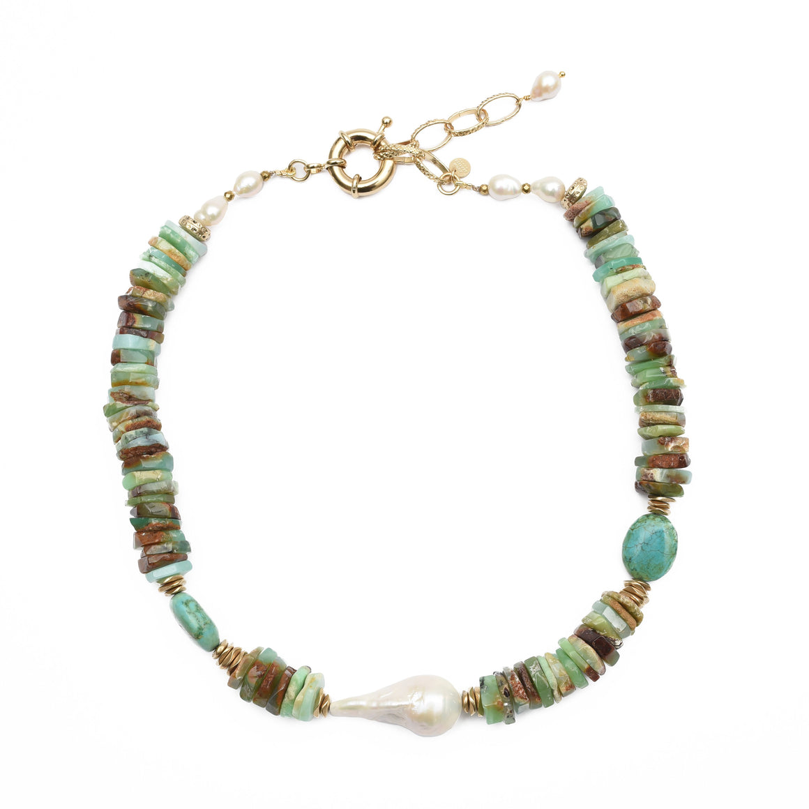 Collier Puka ras de cou de perles et pierres naturelles  et perles en laiton doré.   Pierres fines naturelles : Chrysoprase, Turquoise, Perles baroques de culture.  Longueur réglable de 45cm à 52cm.  La version précieuse du collier de surfer.  Les pierres étant naturelles et uniques, de légères différences de couleurs et de formes peuvent changer l'apparence du bijou.