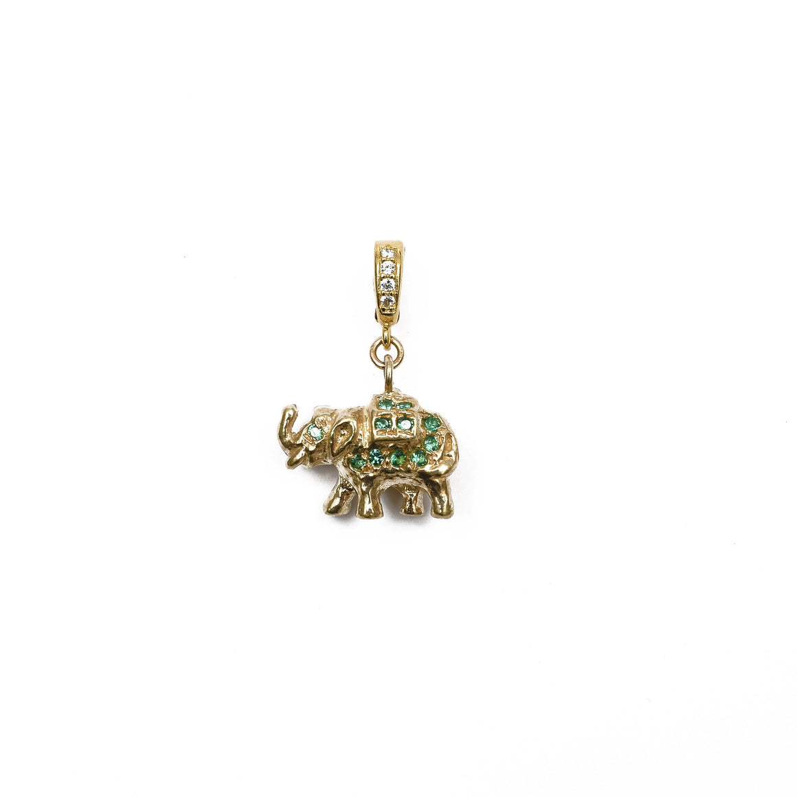 Charm éléphant en argent 925 plaqué or 24 carats.  Pavage de pierres Grenats tsavorites.  Fourni avec une bélière ouvrable incrustée de zircons qui permet d'attacher le charm à une chaîne.