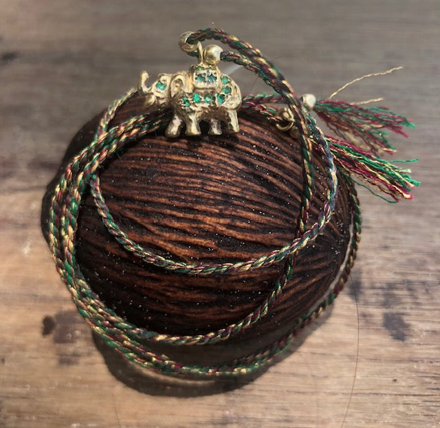 Collier pendentif en argent 925 plaqué or 24 carats, pavage de  zircons.  Cordon réglable jusqu'à 65cm par une perle coulissante.