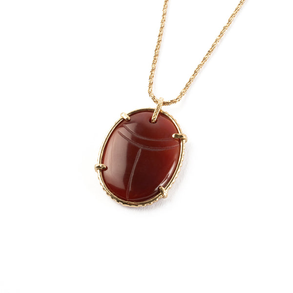Collier en laiton plaqué or 24 carats 3 microns, pendentif scarabée porte-bonheur sculpté en Cornaline.  Longueur réglable de 51 cm à 56 cm.