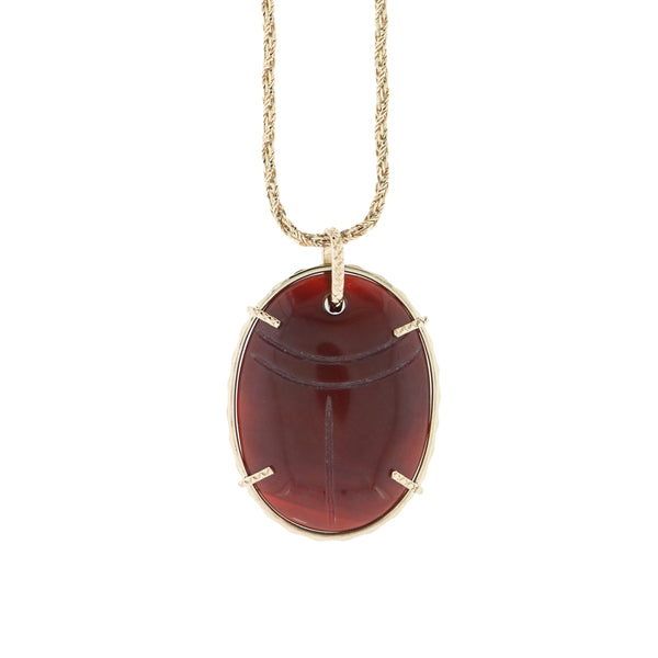 Collier en laiton plaqué or 24 carats 3 microns, pendentif scarabée porte-bonheur sculpté en Cornaline.  Longueur réglable de 51 cm à 56 cm.