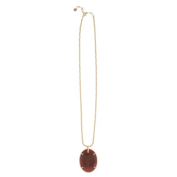Collier en laiton plaqué or 24 carats 3 microns, pendentif scarabée porte-bonheur sculpté en Cornaline.  Longueur réglable de 51 cm à 56 cm.