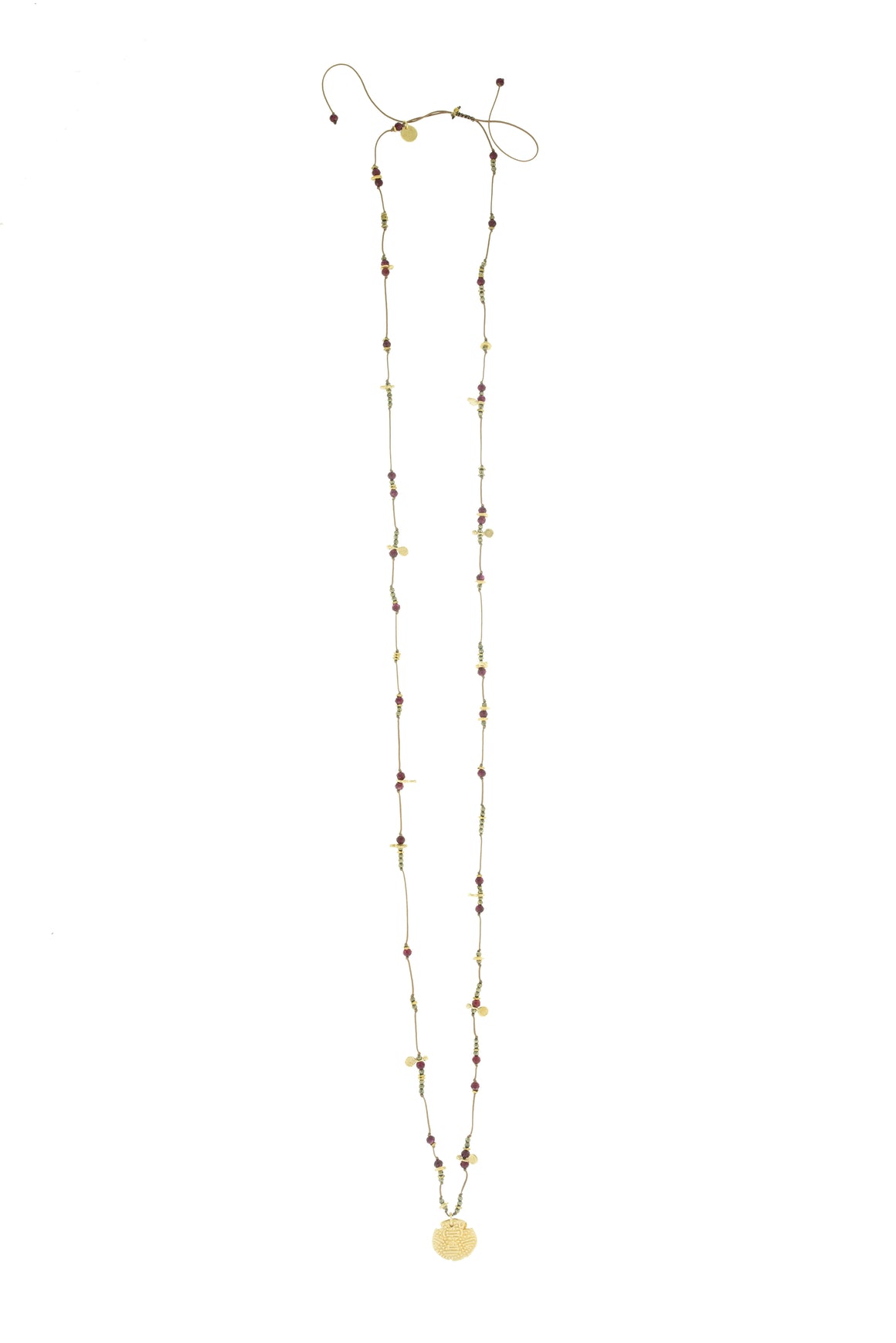 Sautoir médaille et perles en laiton plaqué or.  Pierres fines naturelles : Pyrite, Grenat, Hématite.   Longueur réglable de 80 à 95 cm par un nœud coulissant, peut se porter en collier 2 tours.