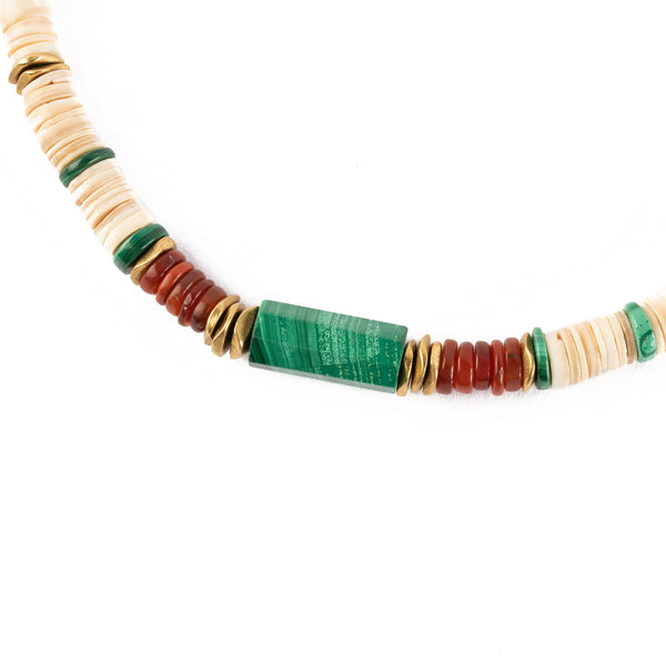 Collier puka ras de cou en coquillage, pierres naturelles et perles en laiton doré.  Pierres fines naturelles : Malachite, Cornaline.  La version précieuses du collier de surfer.  Longueur réglable de 39cm à 44cm.