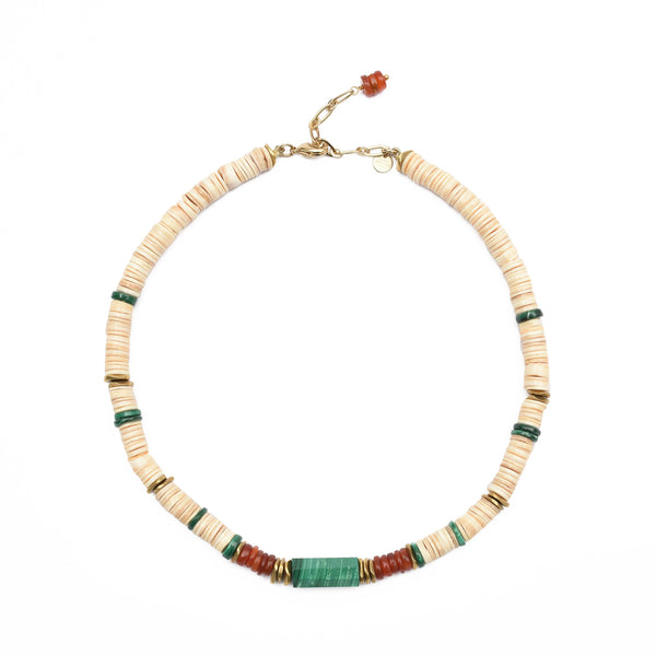 Collier puka ras de cou en coquillage, pierres naturelles et perles en laiton doré.  Pierres fines naturelles : Malachite, Cornaline.  La version précieuses du collier de surfer.  Longueur réglable de 39cm à 44cm.