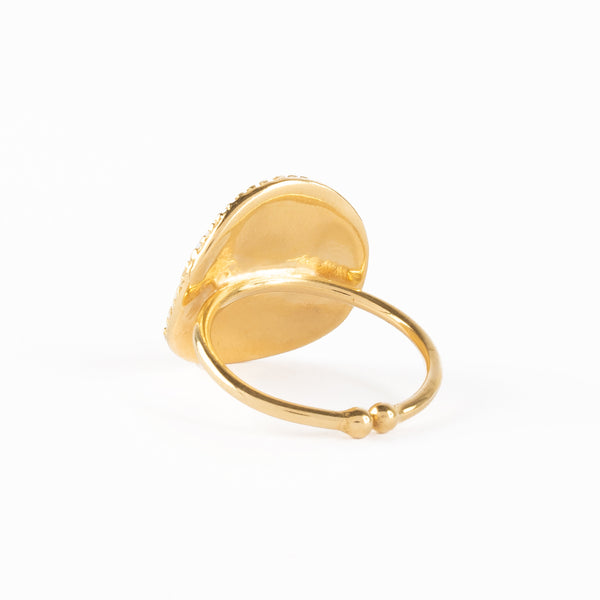 Bague ajustable sertie d'un Grenat, en argent 925 plaqué or 24 carats, 3 microns.  Les pierres étant naturelles et uniques, de légères différences de couleurs et de formes peuvent changer l'apparence du bijou.