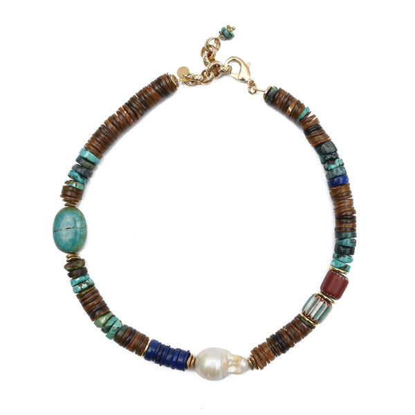 Collier puka ras de cou en Coquillage, Turquoise, Lapis Lazuli, Perle d'eau douce baroque et Perles de verre anciennes, et laiton doré plaqué or 24 carats.  Longueur réglable de 40cm à 45cm.  La version précieuse du collier de surfer.  Les pierres étant naturelles et uniques, de légères différences de couleurs et de formes peuvent changer l'apparence du bijou.